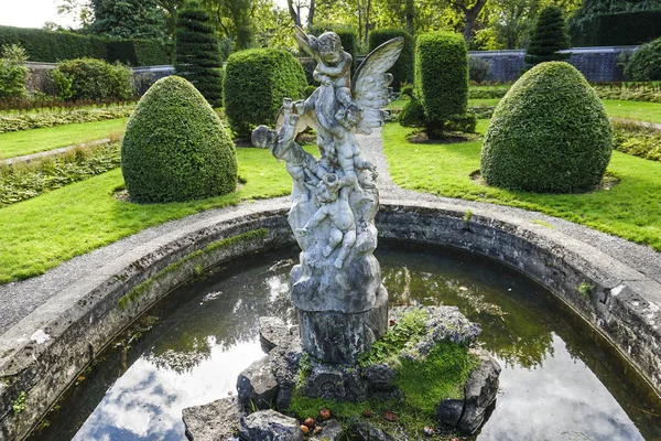 Phoenix Park. Dublin. İrlanda - Eylül 12,2018: batık Bahçe Farmleigh Çeşme .