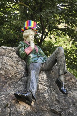 Dublin. İrlanda - 11 Eylül 2018: Merrion Meydanı, Oscar Wilde heykel Merrion Square Park'ta bir gökkuşağı renkli şapka