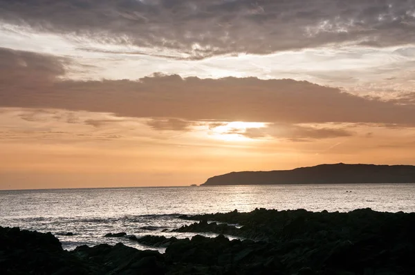 Deniz kıyısında İrlanda'da gün batımı