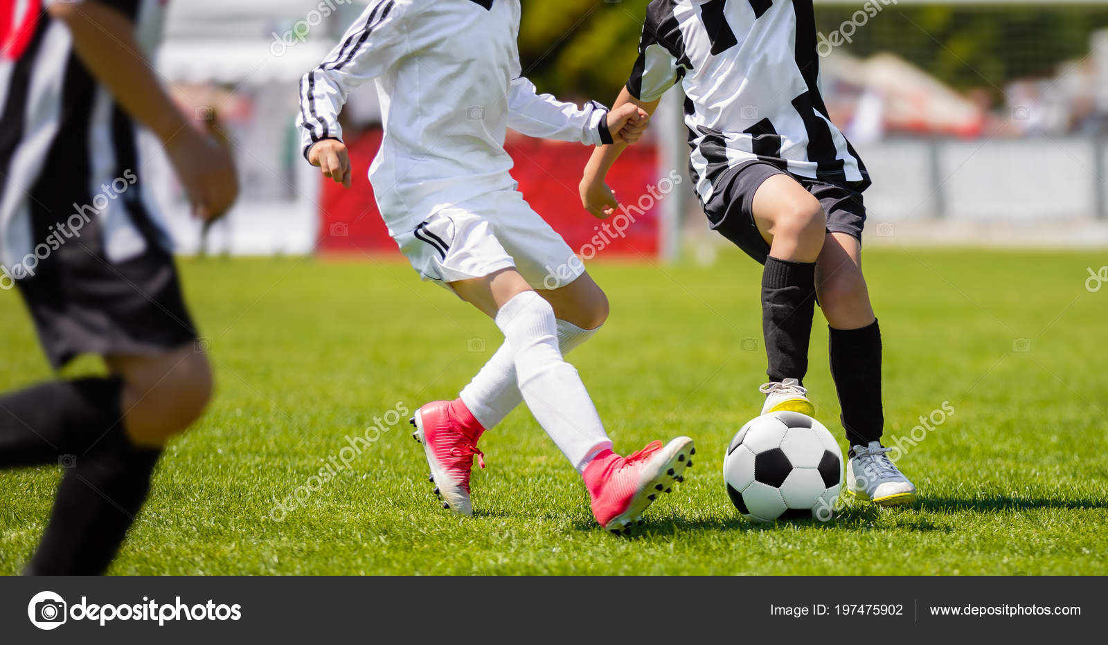 少年サッカー サッカーの試合を再生します 黒と白シャツでサッカー選手の子供たち 青年学校のサッカーをチームします ストック写真 C Matimix