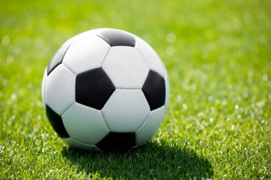 Futbol topu bir futbol sahası üzerinde. Yeşil çim futbol sahası. Futbol çim içinde belgili tanımlık geçmiş