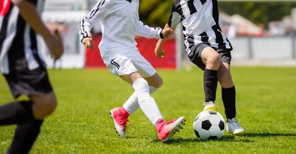 Mladí Chlapci Hrají Fotbal Fotbalové Utkání Děti Fotbalistů Černé Bílé — Stock fotografie