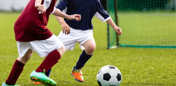 Kinderfußballspiel Kinder Kicken Fußball Auf Einem Sportplatz Kinder Rennen Dem — Stockfoto