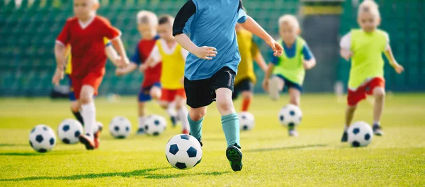 Футбольные Тренировки Детей Детский Футбольный Тренинг Дети Бегают Пинают Футбольные — стоковое фото