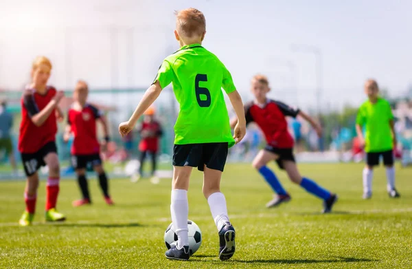 Chicos Pateando Partidos Fútbol Grass Juego Fútbol Juvenil Competencia Deportiva — Foto de Stock