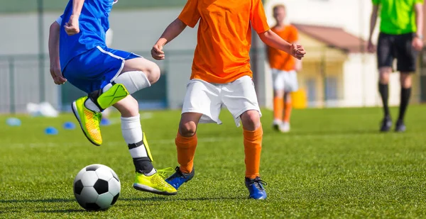 子供のサッカーの試合 トレーニングとサッカーのサッカー大会 — ストック写真