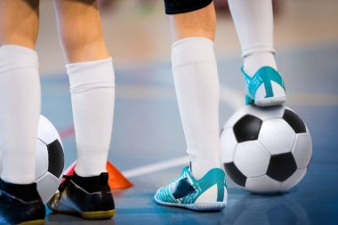 Topları ile eğitim kapalı futbol oyuncuları. Kapalı futbol spor salonu. Futsal futbolcu, top, futsal kat. Spor arka plan. Futsal Ligi. Klasik futbol topu ile kapalı futbol oyuncuları.