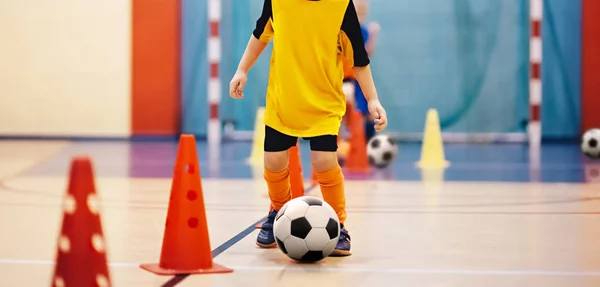 Futsal Training Für Kinder Fußballtraining Beim Dribbling Jugendfußballspieler Mit Einem — Stockfoto