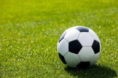 Bir çim sahada futbol topu. Yeşil çim futbol sahası. Futbol çim içinde belgili tanımlık geçmiş
