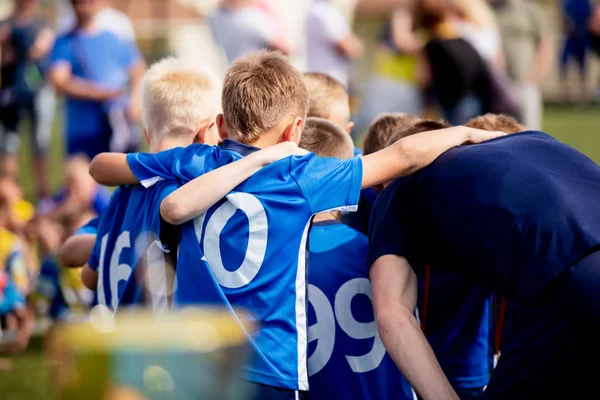 Jonge Voetballers Blauwe Trui Sportkleding Groepsfoto Met Voetballer Voetbaltrainer Young — Stockfoto