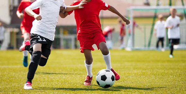 Fußballspiel Für Jugendmannschaften Jungen Rennen Und Kämpfen Den Ball Fußballschulturnier — Stockfoto