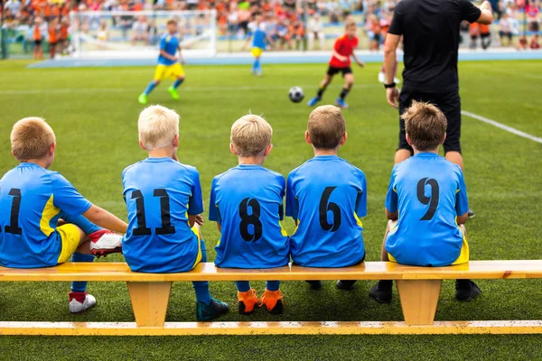 Gioco Calcio Bambini Bambini Sostituiscono Giocatori Seduti Una Panchina Torneo — Foto Stock