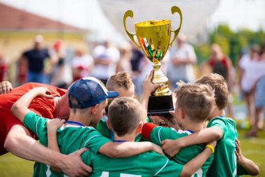 Kupa tutan genç futbol oyuncuları. Çocuklar futbol Futbol Şampiyonası kutluyor. Çocuklar çocuklar için takım spor turnuvası kazanan.