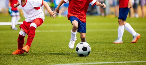 Chicos Pateando Partidos Fútbol Grass Juego Fútbol Juvenil Competencia Deportiva —  Fotos de Stock