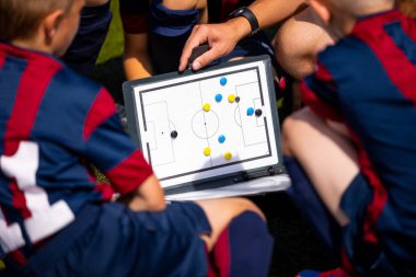 Taktik strateji beyaz tahta kullanarak çocuklar koçluk teknik direktör. Çocuk futbol takımı için maç taktikleri açıklayan futbol koçu. Çocuklar kurulu koçluk seyir spor giyim