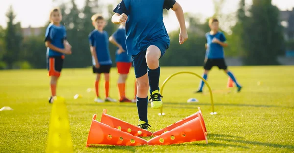 Kid Młodych Sportowców Trening Sprzęt Piłkarski Intensywny Trening Piłki Nożnej — Zdjęcie stockowe