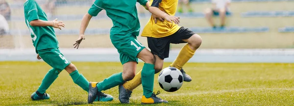 Jovem Junior Football Match Jogadores Correndo Chutando Bola Futebol — Fotografia de Stock