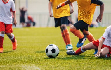 Genç genç futbol maçı. Çalışan ve futbol topu tekmeleme oyuncular
