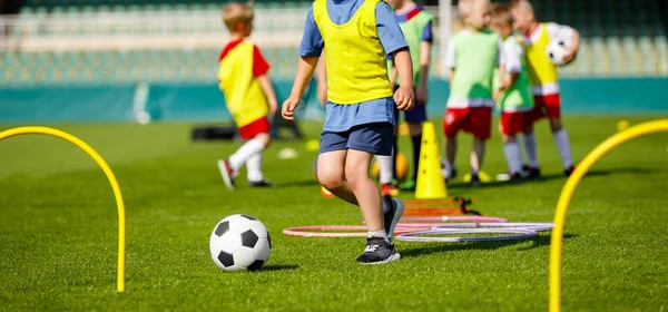 Kid Młodych Sportowców Trening Sprzęt Piłkarski Piłka Nożna Szybkość Zwinność — Zdjęcie stockowe