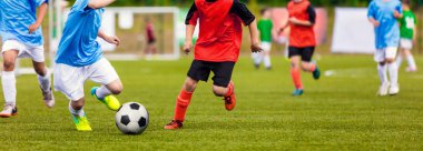 Genç genç futbol maçı. Çalışan ve futbol topu tekmeleme oyuncular