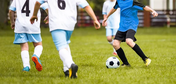 Giovane Partita Calcio Giovanile Giocatori Che Corrono Calciano Palla Calcio — Foto Stock