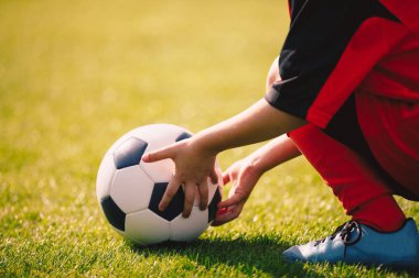 Futbol topu tutan çocuk. Futbol çocuklar için oyun. Gençlik açık spor arka plan