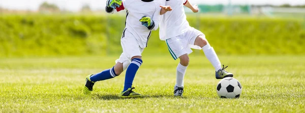 Çocuklar Için Futbol Antrenmanı Çocuklar Futbol Antrenmanı Çocuklar Koşuyor Futbol — Stok fotoğraf