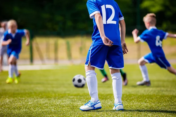 草サッカーの試合を蹴る少年 青年フットボールの試合 子供のスポーツ競争 屋外で遊ぶ子供たち — ストック写真