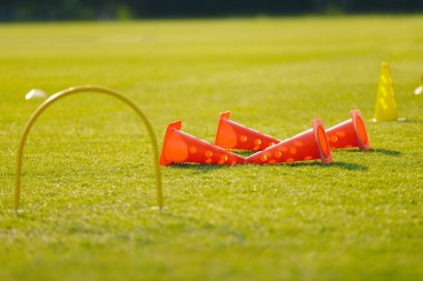 Futbol eğitim ekipman üzerinde alıştırma oturumu. Boş futbol Saha futbol ekipmanları