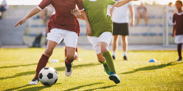 Jongens Voetballen Lopende Voetbal Voetballers Kinderen Voetbalveld Lopen Met Bal — Stockfoto