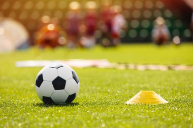 Futbol futbol eğitim ekipman üzerinde alıştırma oturumu. Futbol sahada futbol ekipmanları. İçinde belgili tanımlık geçmiş genç futbolcu ve teknik direktör. Gençlik futbol koçluk