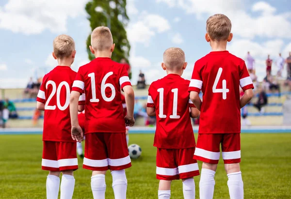 Grupo Meninos Jogadores Futebol Futebol Juntos Campo Futebol Verde Competição — Fotografia de Stock