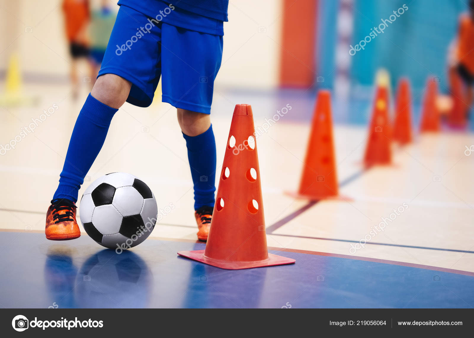 Salão de esportes de futebol interior. Jogador de futebol futsal, bola,  futsal. Fundo desportivo. Liga de Futsal Juvenil. Jogadores de futebol  interior com bola de futebol clássico . fotos, imagens de ©