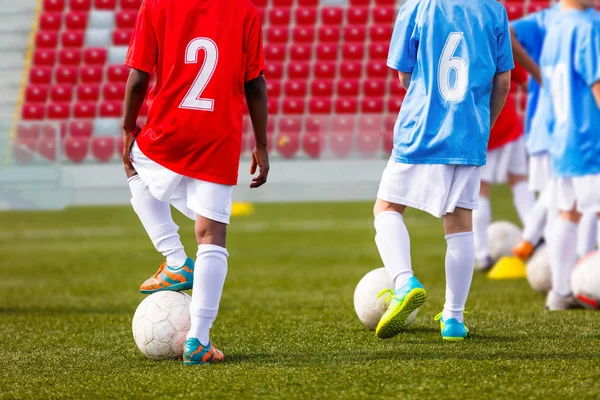 男孩足球队训练 足球运动员训练 孩子们在体育场球场踢足球 一个多民族的小学生青少年练习足球踢足球 — 图库照片