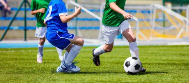 Genç erkek futbol maçı tekme. Futbol Akademisi oyuncular turnuva oyunu bir sahada oynamak