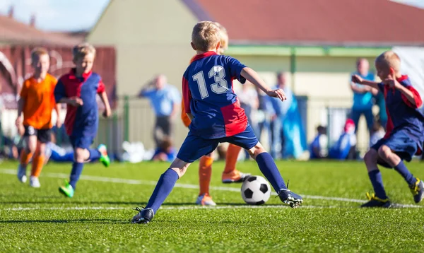 Genç Erkek Futbol Futbol Oyunu Oynarken Oyuncular Jersey Üniformalar Içinde — Stok fotoğraf