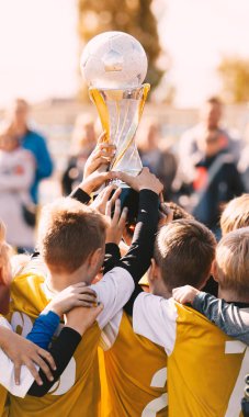 Futbol Şampiyonlar. Genç takım kupa ile spor. Çocuklar spor başarı kutluyor. Futbol futbol kazanma anı
