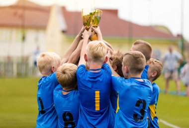 Kupa tutan genç futbol oyuncuları. Çocuklar futbol Futbol Şampiyonası kutluyor. Takım çocuklar çocuk takımları Spor Turnuvası kazanan.