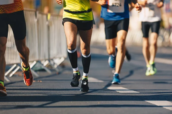 马拉松赛跑 人们在秋路脚下 赛跑者跑城市马拉松在城市 — 图库照片