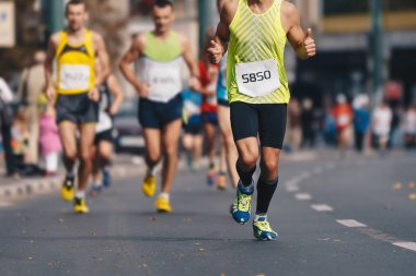 Maraton yarışı şehir şehir merkezinde çalışan aktif insanlar grubudur. Sağlıklı bir yaşam tarzı. Kilo kaybı. Sonbahar sonbahar kentsel maraton koşmak.