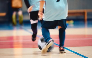 Genç futsal oyuncu ve hareket bulanıklığı futbol topu. Kapalı futsal futbolcular futsal oyun hareket aynı. Kapalı futbol spor salonu. Spor oyuncular tekme aynı. Futsal eğitim salya