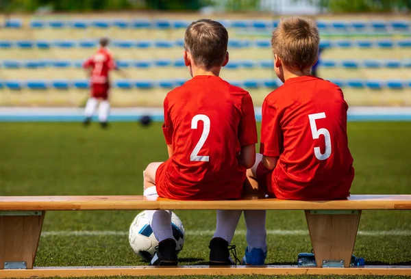 Equipa Futebol Infantil Dois Meninos Assistindo Partida Futebol Competição Torneio — Fotografia de Stock