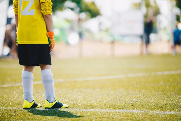 Fußballtorwart Auf Dem Feld Fußballtrainingsspiel Für Kinder Junge Als Fußballtorwart — Stockfoto