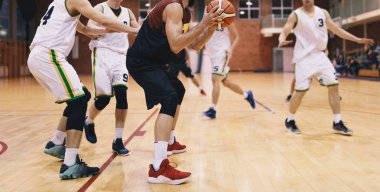 Eylem basketbolcular. Oyun oynarken lise basketbol takımı