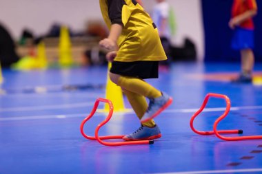 Futsal matkaplar atlama eğitimi çocuklar. Futsal kapalı futbol eğitim oturumu. Çocuklar futsal oyuncu çeviklik ve koordinasyon için egzersiz