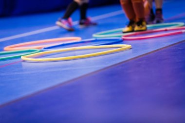 Beden eğitimi sınıfı zevk çocuklar. Çocuklar için spor salonu sınıf. Çocuklar çember kullanarak atlama