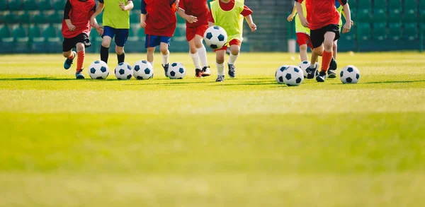 Діти Грають Футбол Спортивному Полі Футбольна Підготовка Дітей Діти Бігають — стокове фото