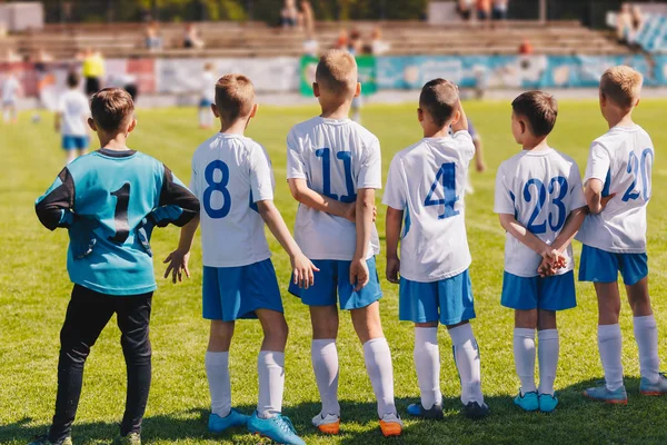 Детская Спортивная Команда Фото Группа Молодых Парней Играющих Футбольный Турнир — стоковое фото