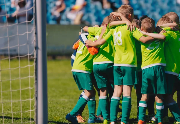 少年のサッカー チームのグループの肖像画 サッカーの作戦会議の画像 ピッチで子供たちのサッカー チーム バック グラウンドでサッカー スタジアム — ストック写真