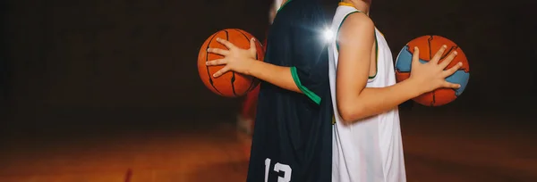 Два Игрока Мужской Баскетбольной Команды Держат Баскетбольные Мячи Деревянном Корте — стоковое фото